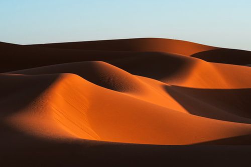 Sahara woestijn bij zonsondergang, Marokko van Mark Wijsman