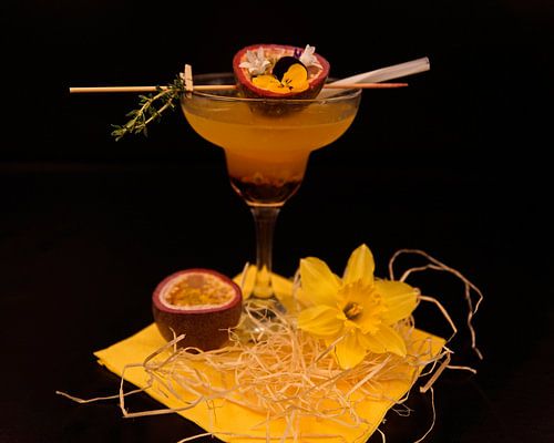 Prosecco met cassis siroop en verse passievrucht.