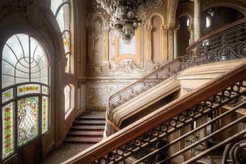 Escaliers latéraux. sur Roman Robroek - Photos de bâtiments abandonnés