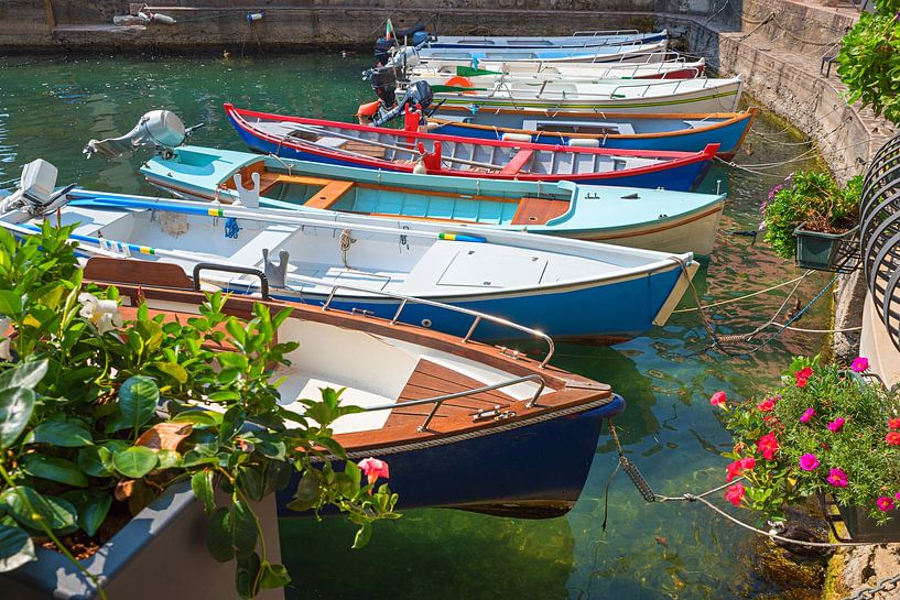 bunte Boote im Hafen von Limone von SusaZoom