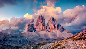 Drei Zinnen in den Dolomiten in einer malerischen Landschaft