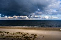 Donkere wolken boven de noordzee