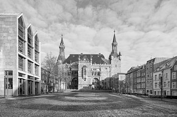 Matin d'hiver au Katschhof - L'hôtel de ville d'Aix-la-Chapelle en noir et blanc