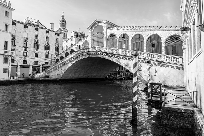 Rialto Brücke Venedig schwarz und weiß von Sander Groenendijk