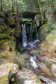 Chute d'eau dans la Forêt-Noire sur Hans-Jürgen Janda