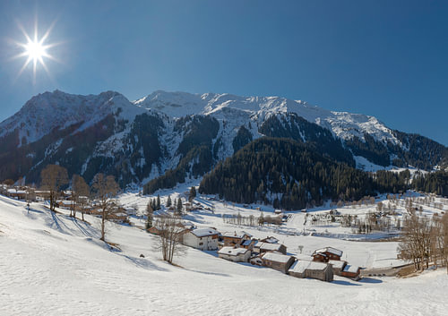 Besneeuwd buurtschap in een alpendal, Monbiel - Klosters, Graubünden, Zwitserland