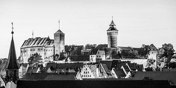 Keizerlijk kasteel en de oude binnenstad van Neurenberg - monochroom