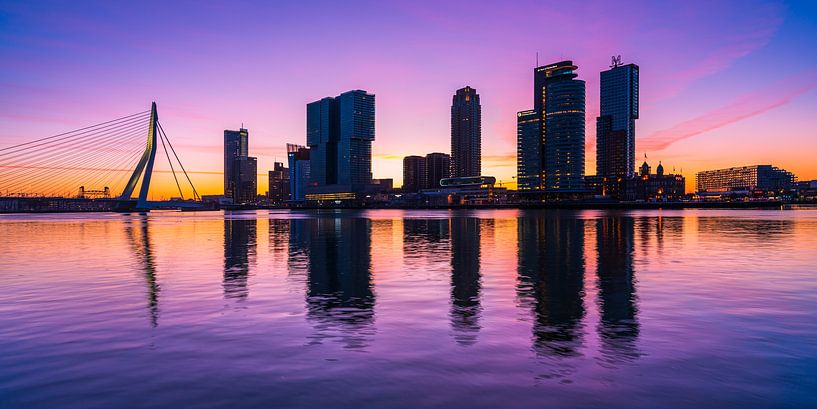 Skyline Rotterdam op de Kop van Zuid tijdens zonsopgang. van Kimo Grashuis
