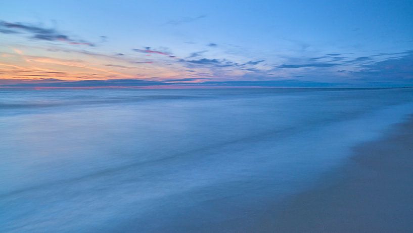 Red, yellow and lots of blue on the North Sea beach by Jenco van Zalk