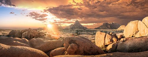 Zonsondergang Spitzkoppe van Thomas Froemmel
