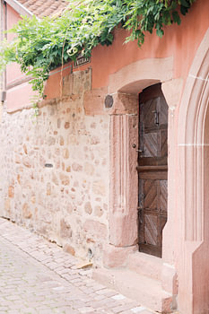 Houten poort in roze muur | Pastel reisfoto wall art Frankrijk
