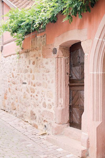 Porte en bois dans le mur rose | Photo de voyage pastel art mural France par Milou van Ham