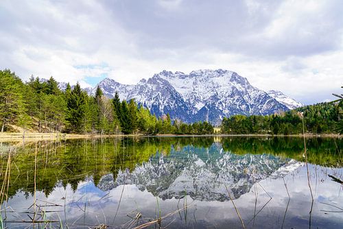 Het rustige Luttenmeer bij Mittenwald, omgeven door alpenatuur en een stil berglandschap.