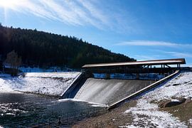 Staudamm an der Nagoldtalsperre im Winter unter blauem Himmel von creativcontent