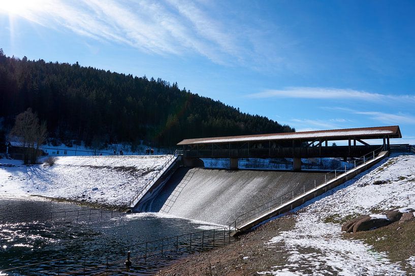 Staudamm an der Nagoldtalsperre im Winter unter blauem Himmel von creativcontent