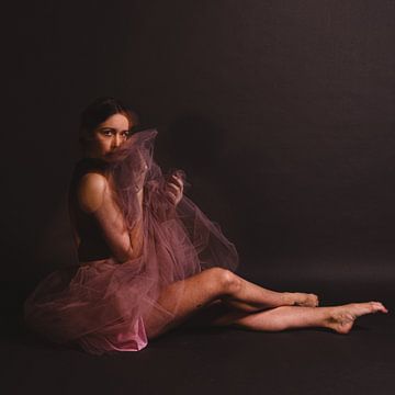 Ballerina zittend in kleur met roze tutu 04 van FotoDennis.com