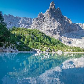 Magnifique lac de montagne des Dolomites sur Willem Hoogsteen