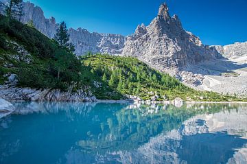 Magnifique lac de montagne des Dolomites sur Willem Hoogsteen