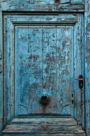 Verwitterter blauer Fensterladen von Ilya Korzelius