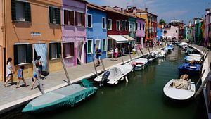 Bunte Häuser in Burano, in der Nähe von Venedig, Italien von Atelier Liesjes