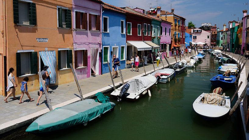 Bunte Häuser in Burano, in der Nähe von Venedig, Italien von Atelier Liesjes