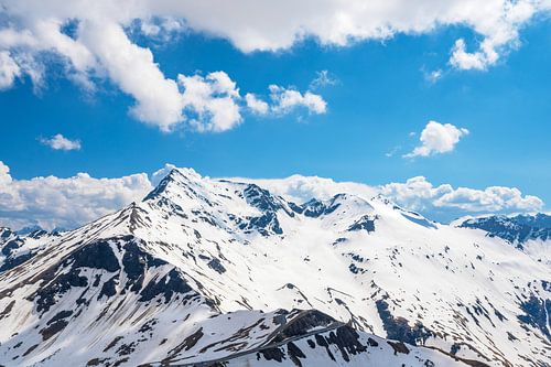 Besneeuwde bergtoppen in de Oostenrijkse Alpen bij de Grossglockner
