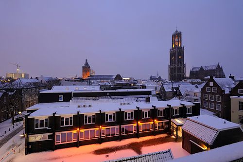 Innenstadt von Utrecht mit Domturm und Domkirche im Winter