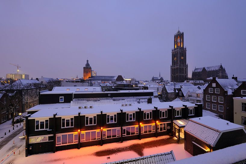 Centre-ville d'Utrecht avec la tour Dom et l'église Dom en hiver par Donker Utrecht
