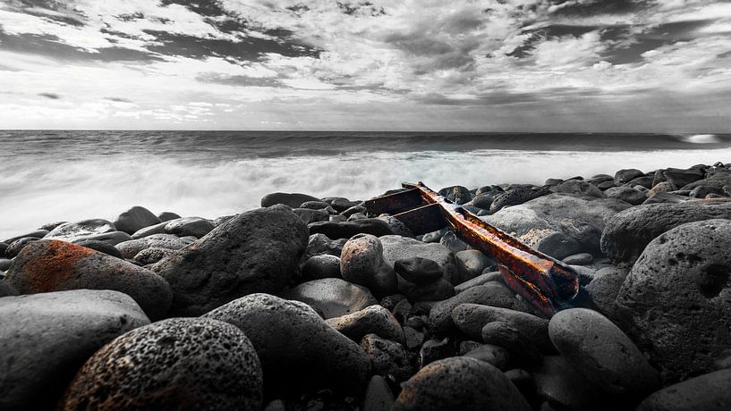 Flotsam on the coast by VIDEOMUNDUM