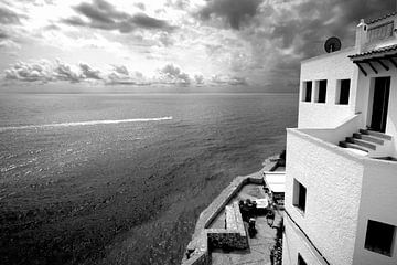Wit huis aan zee , Spanje (zwart-wit)