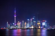 Nacht uitzicht op de skyline van Shanghai met de verlichte wolkenkrabbers van Tony Vingerhoets thumbnail