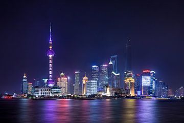 Nacht Blick auf die Skyline von Shanghai mit beleuchteten Wolkenkratzern von Tony Vingerhoets