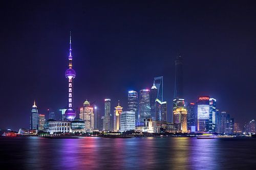 Nacht Blick auf die Skyline von Shanghai mit beleuchteten Wolkenkratzern