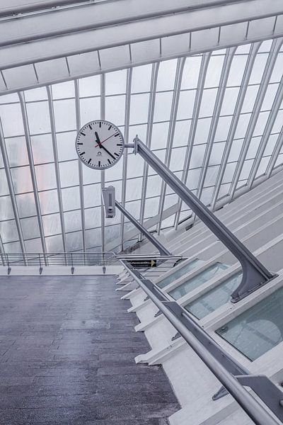 Couloir avec horloge de gare dans la gare de Liège - Guillemins par Daan Duvillier | Dsquared Photography