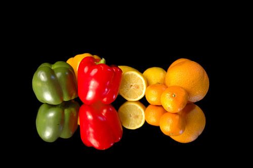 Obst und Gemüse auf einem Spiegel.