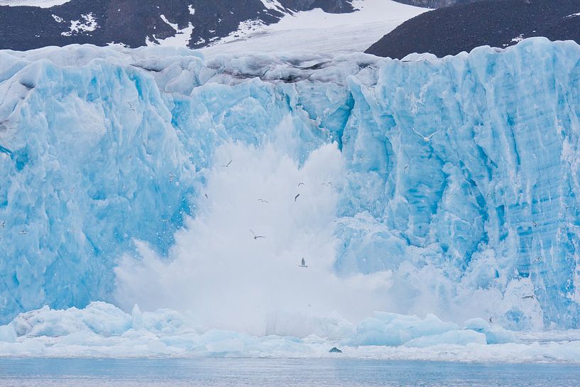 Collapsing glacier by Caroline Piek