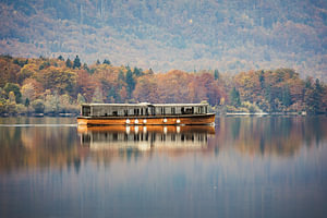 Bohinj See, Touristenboot zwischen Herbstfarben