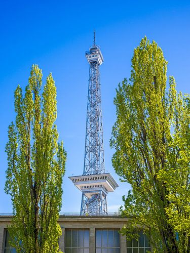 Strahlend blauer Himmel am Funkturm Berlin