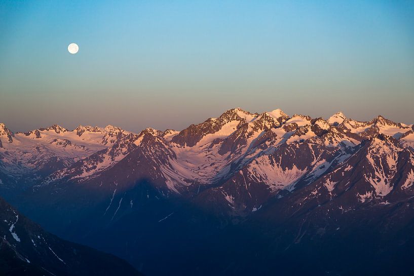 Coucher de soleil sur les sommets enneigés des Alpes par Hidde Hageman
