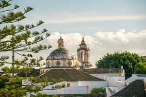 Zonnig stadje Tavira in Portugal van Leo Schindzielorz