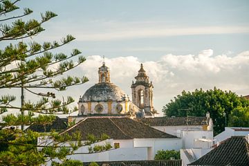 Zonnig stadje Tavira in Portugal van Leo Schindzielorz