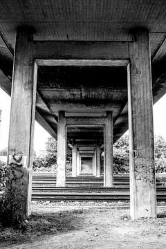 Onder de brug, boven de rails van Norbert Sülzner