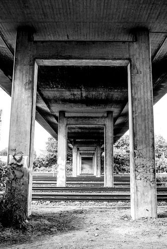 Onder de brug, boven de rails