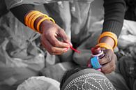Bearbeitete Ansicht einer indischen Frau, die einem Freund das dritte Auge auflegt. Wout Kok One2exp von Wout Kok Miniaturansicht