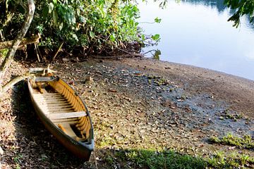 Verlassenes Kanu am Flussufer von rene marcel originals