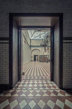 Korridor mit Tiefenwahrnehmung in industrieller Umgebung von Steven Dijkshoorn