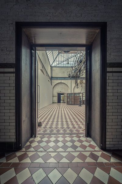 Couloir avec perception de la profondeur dans un environnement industriel par Steven Dijkshoorn