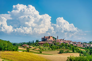 Die Burg und das Dorf Montemagno in den Hügeln des Monferrato, Piemont