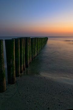 Zonsondergang aan de Nederlandse kust bij Burgh-Haamstede van Friedhelm Peters