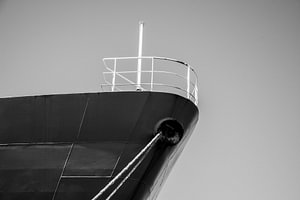 Bug eines im Hafen vertäuten Küstenschiffs.